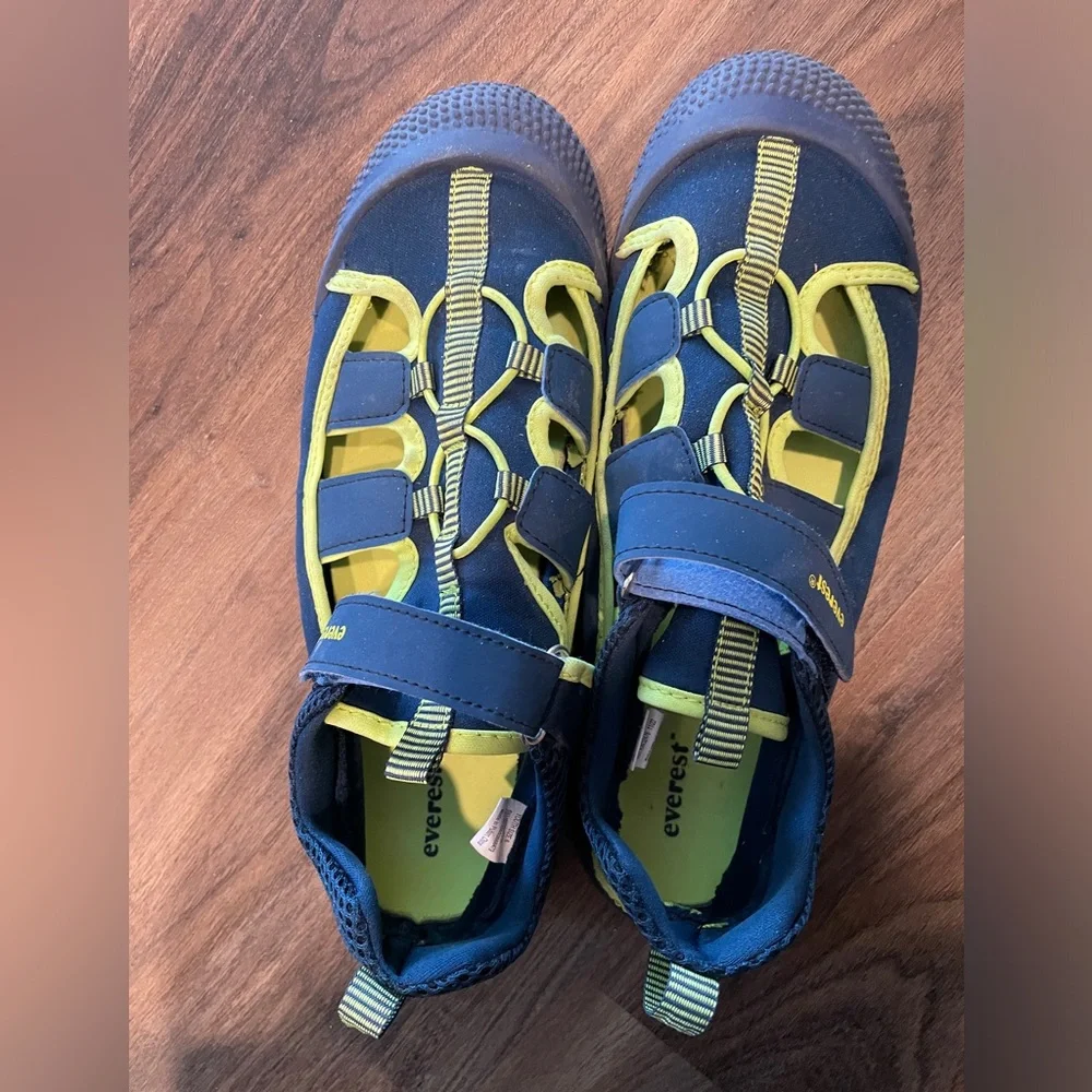 Everest youth size 6 water shoes. Navy/yellow.  Rubber toe, soft sole. Like new.